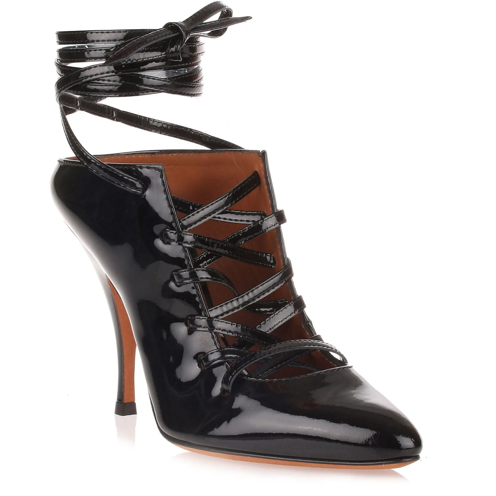 Black patent leather lace-up pump