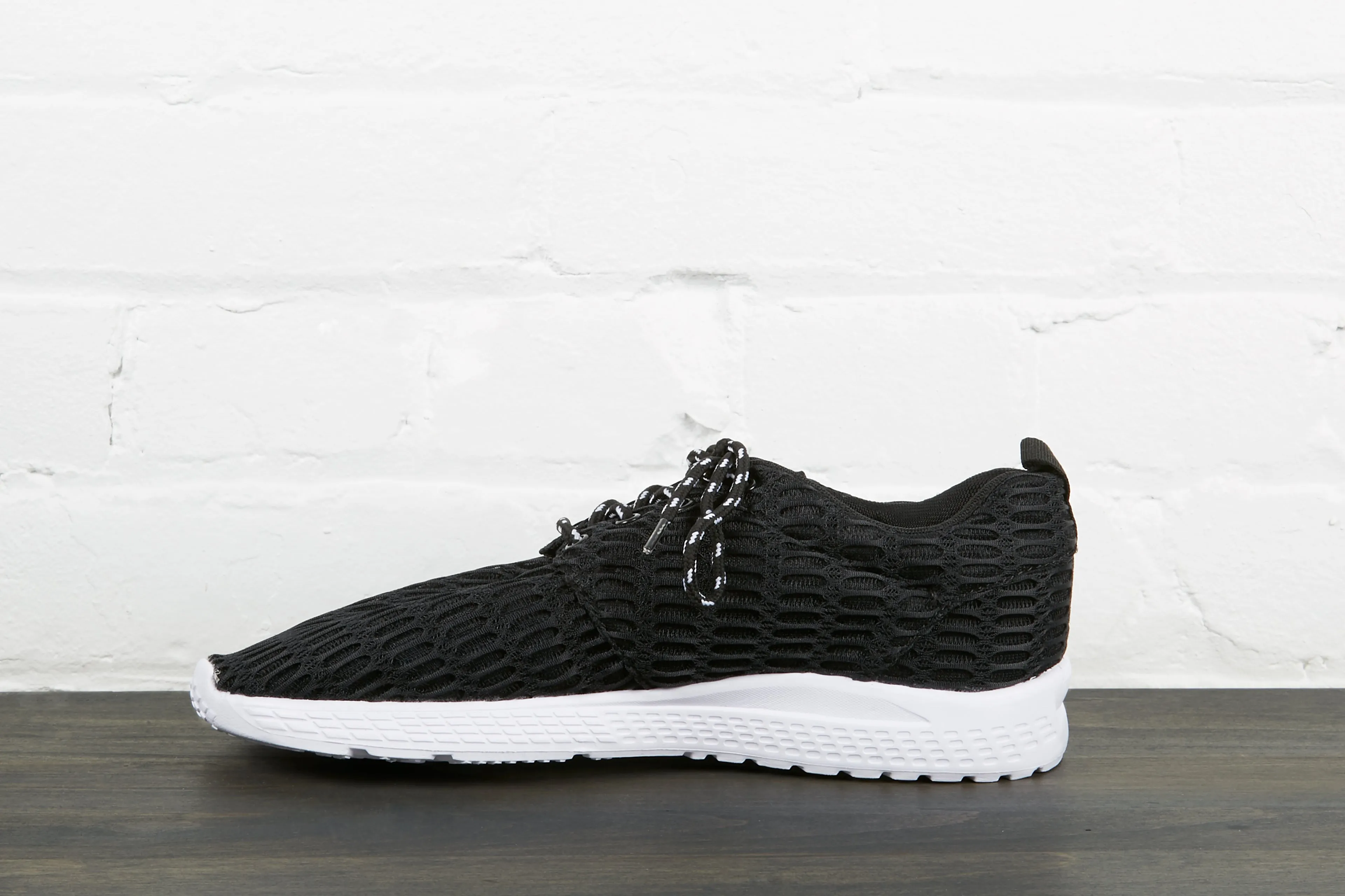 Bluetooth-enabled High-value White And Black Sneaker