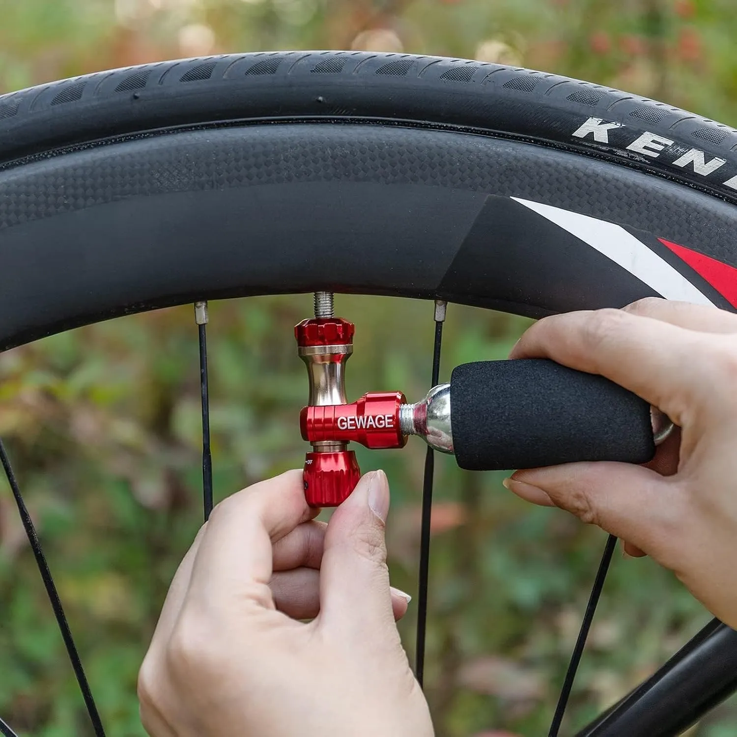 CO2 Inflator with 4 or 6 X 16g Cartridges - CO2 Bike Pump Presta & Schrader Valve Compatible - CO2 Bike Tire inflator for Mountain and Road Bike
