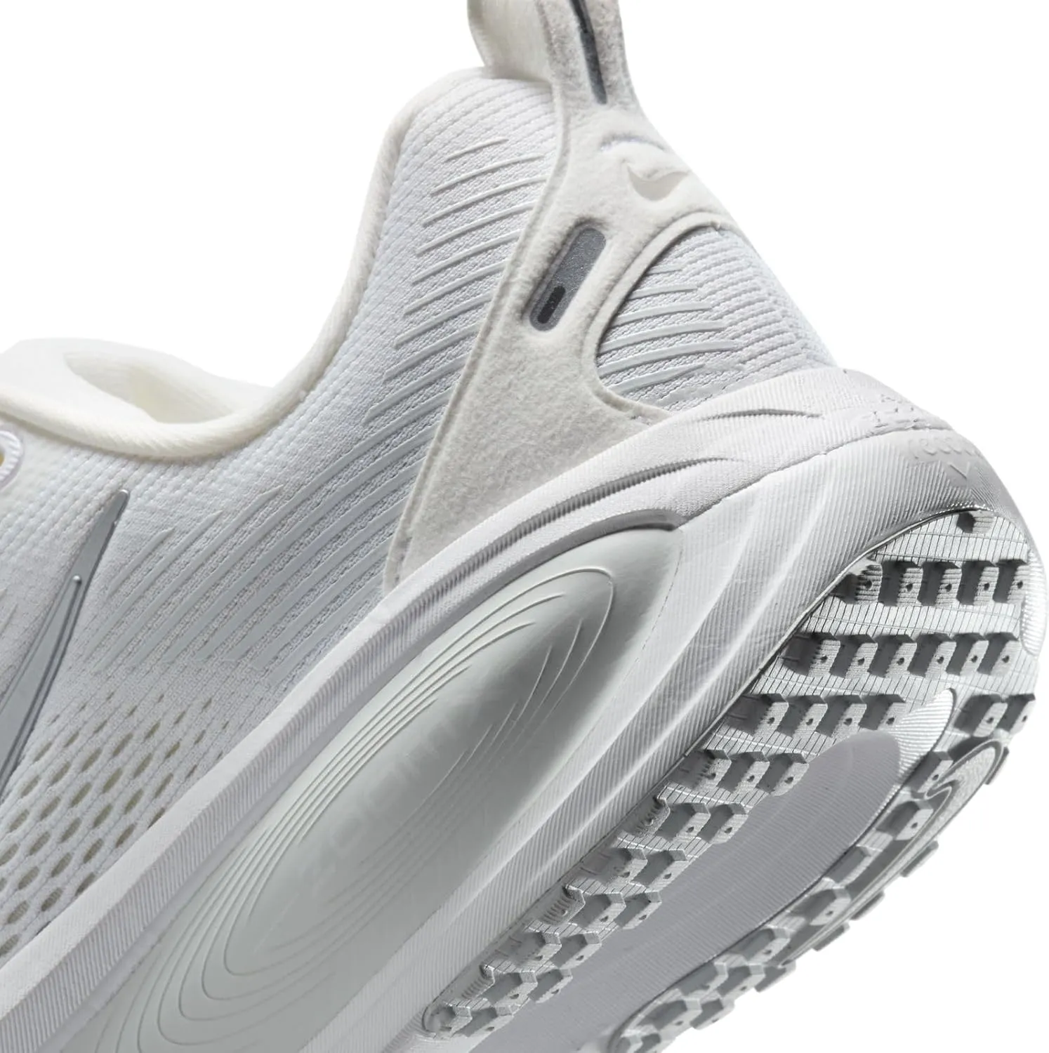 Nike Women's Vomero 18 Sneaker